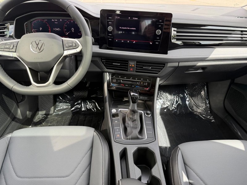 Volkswagen Jetta Vehicle Full-screen Gallery Image 6