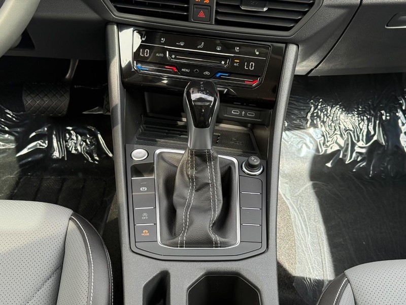 Volkswagen Jetta Vehicle Full-screen Gallery Image 8