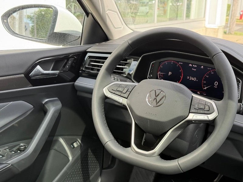 Volkswagen Jetta Vehicle Full-screen Gallery Image 9