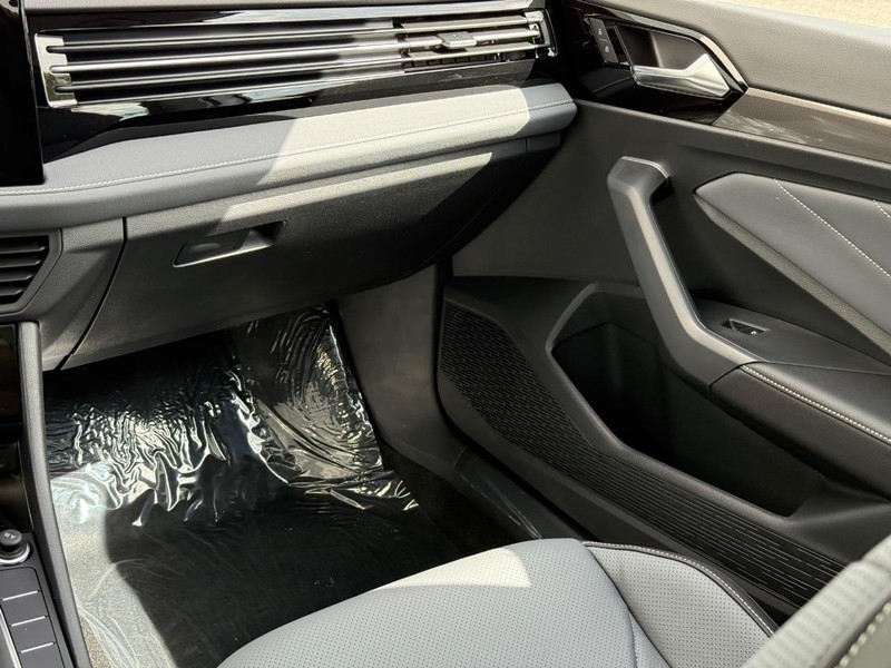 Volkswagen Jetta Vehicle Full-screen Gallery Image 10