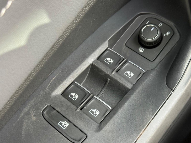 Volkswagen Jetta Vehicle Full-screen Gallery Image 15