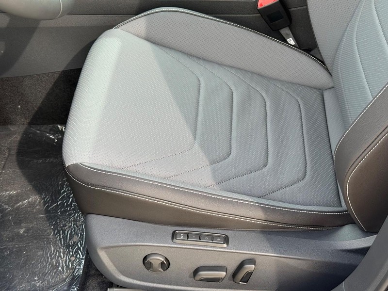 Volkswagen Jetta Vehicle Full-screen Gallery Image 16