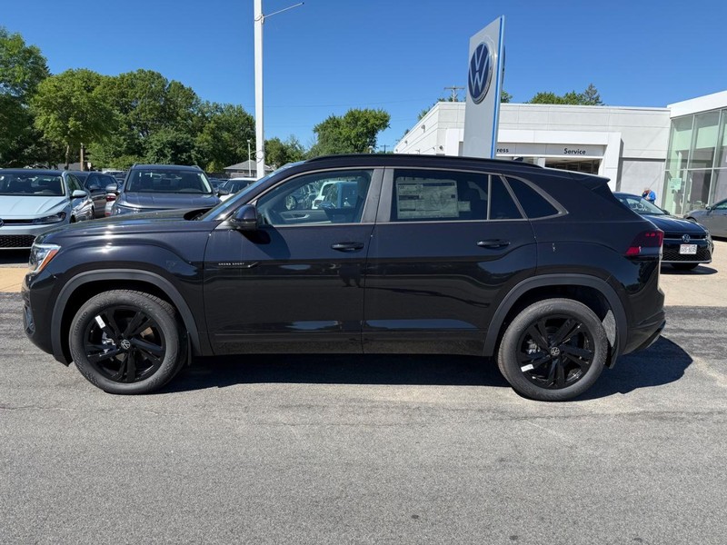 Volkswagen Atlas Cross Sport Vehicle Full-screen Gallery Image 2
