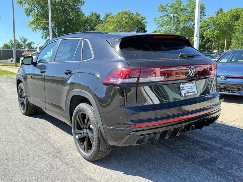 Volkswagen Atlas Cross Sport Vehicle Full-screen Gallery Image 3