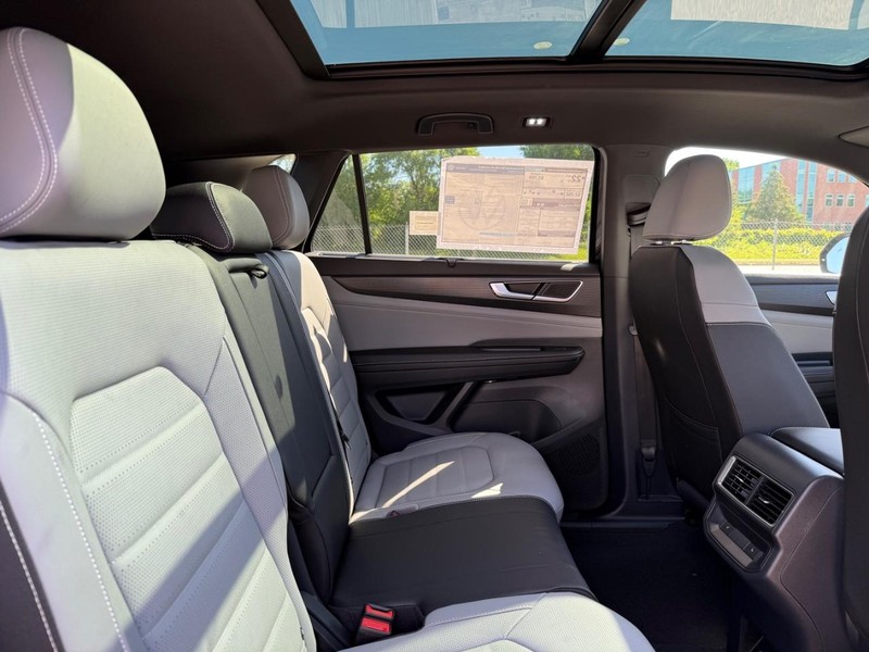 Volkswagen Atlas Cross Sport Vehicle Full-screen Gallery Image 5