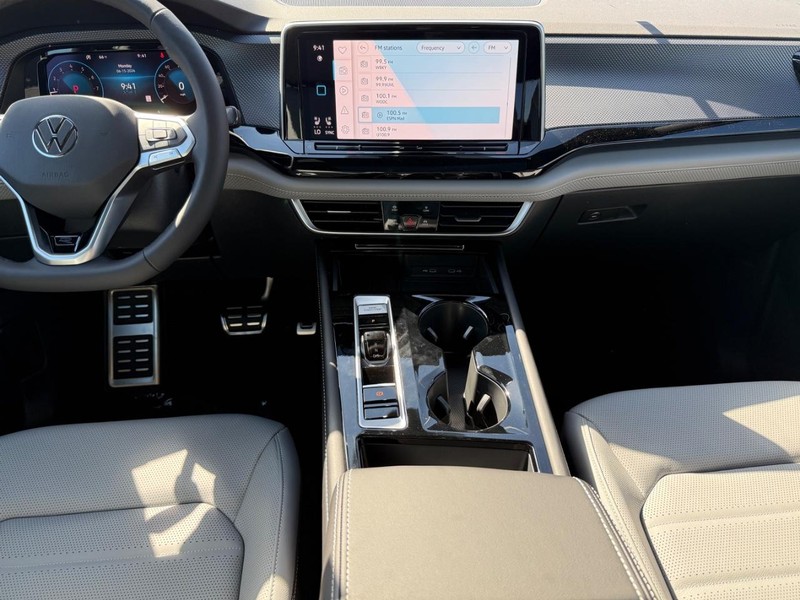 Volkswagen Atlas Cross Sport Vehicle Full-screen Gallery Image 6