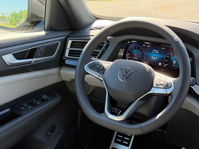 Volkswagen Atlas Cross Sport Vehicle Full-screen Gallery Image 9