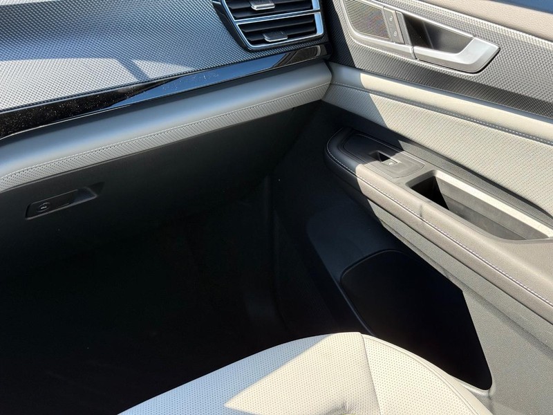 Volkswagen Atlas Cross Sport Vehicle Full-screen Gallery Image 10