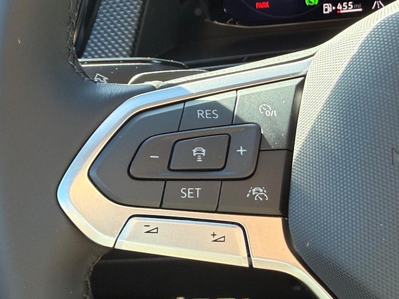 Volkswagen Atlas Cross Sport Vehicle Full-screen Gallery Image 11