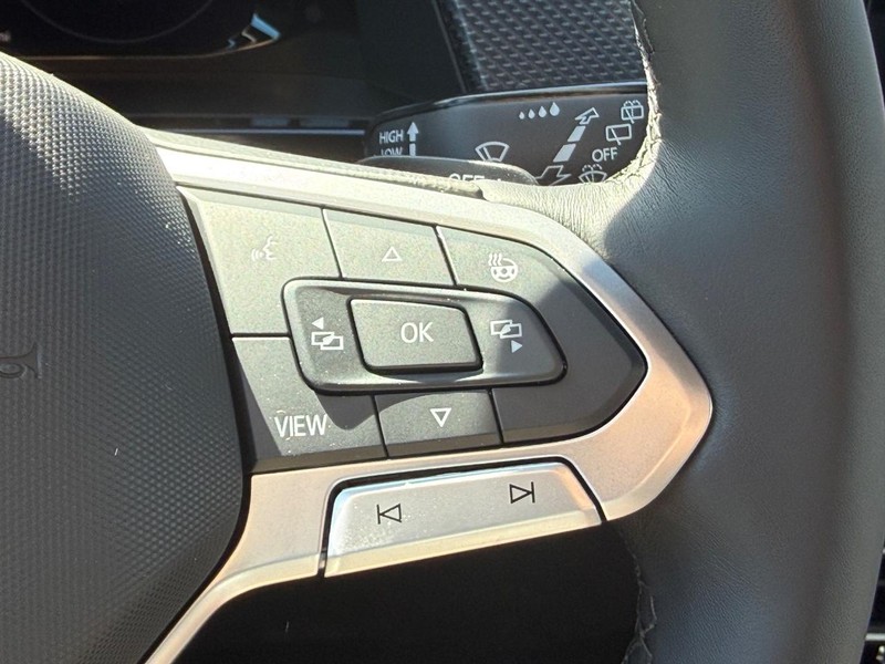 Volkswagen Atlas Cross Sport Vehicle Full-screen Gallery Image 12