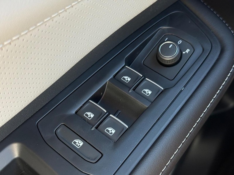 Volkswagen Atlas Cross Sport Vehicle Full-screen Gallery Image 15