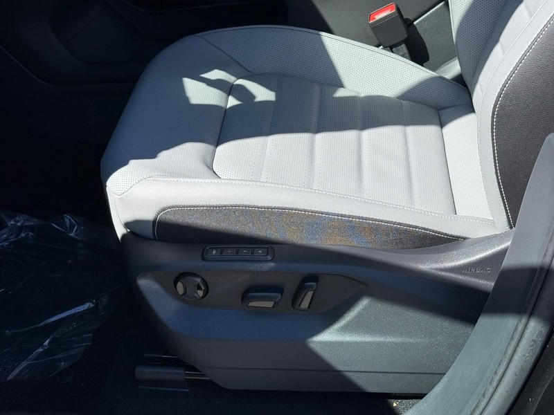 Volkswagen Atlas Cross Sport Vehicle Full-screen Gallery Image 16