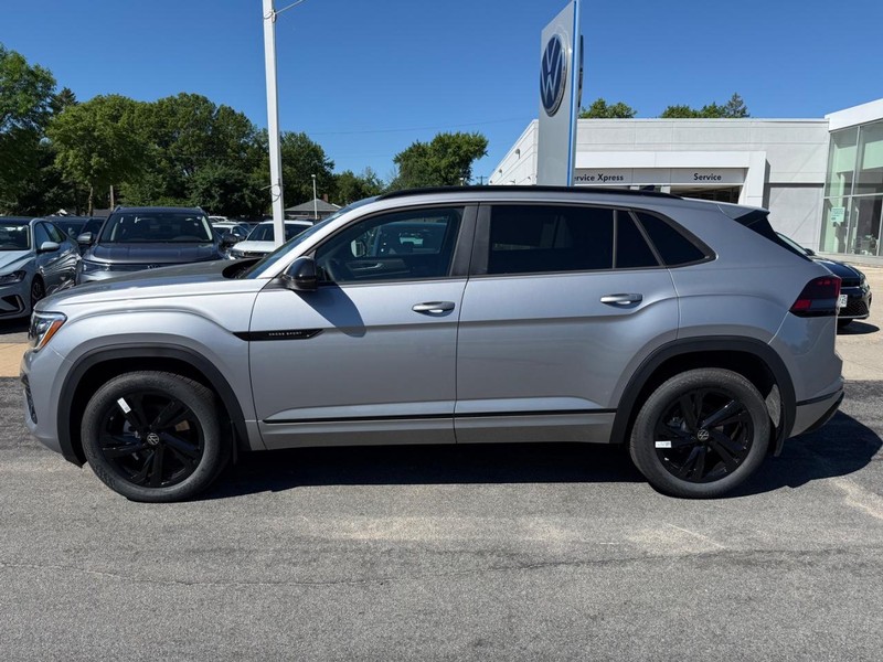 Volkswagen Atlas Cross Sport Vehicle Full-screen Gallery Image 2