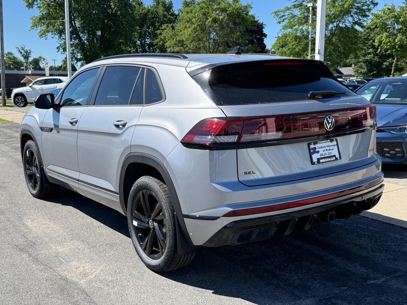 Volkswagen Atlas Cross Sport Vehicle Full-screen Gallery Image 3