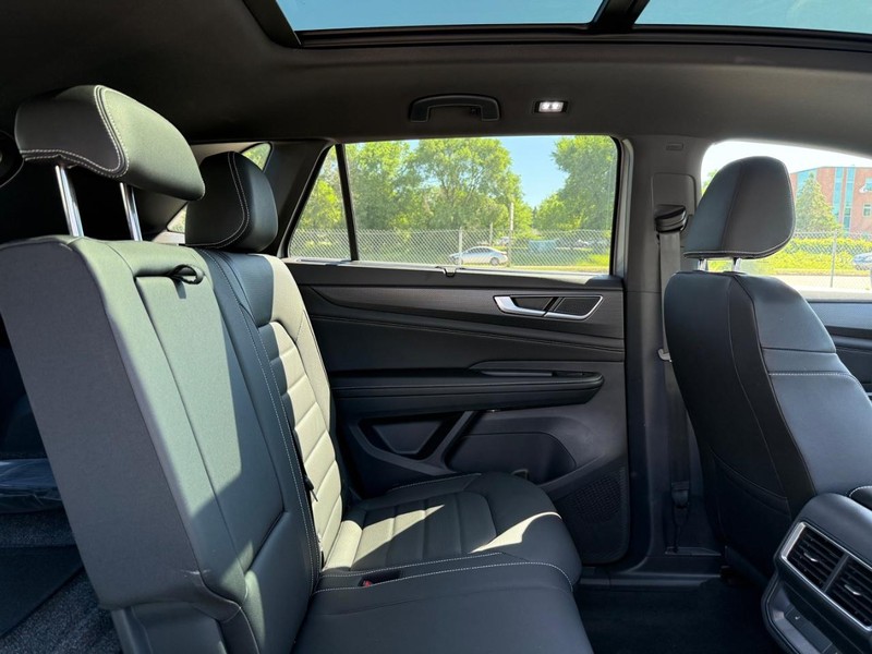 Volkswagen Atlas Cross Sport Vehicle Full-screen Gallery Image 5