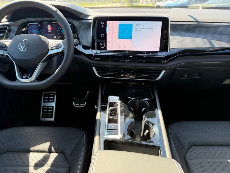 Volkswagen Atlas Cross Sport Vehicle Full-screen Gallery Image 6