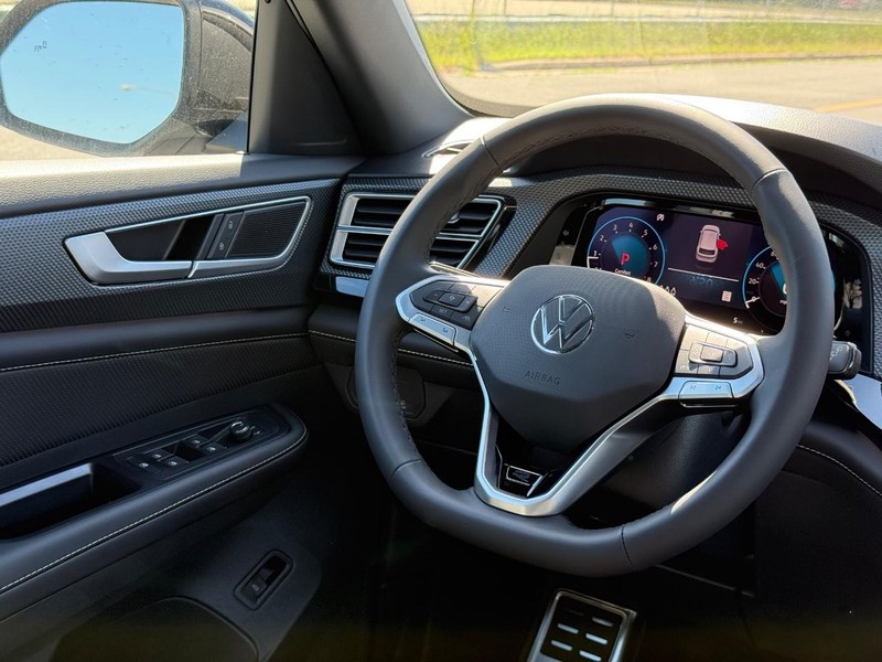 Volkswagen Atlas Cross Sport Vehicle Full-screen Gallery Image 9