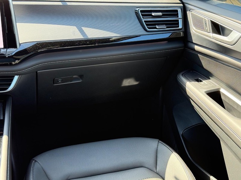Volkswagen Atlas Cross Sport Vehicle Full-screen Gallery Image 10