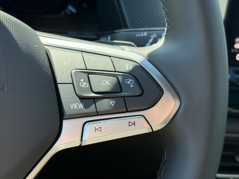Volkswagen Atlas Cross Sport Vehicle Full-screen Gallery Image 12