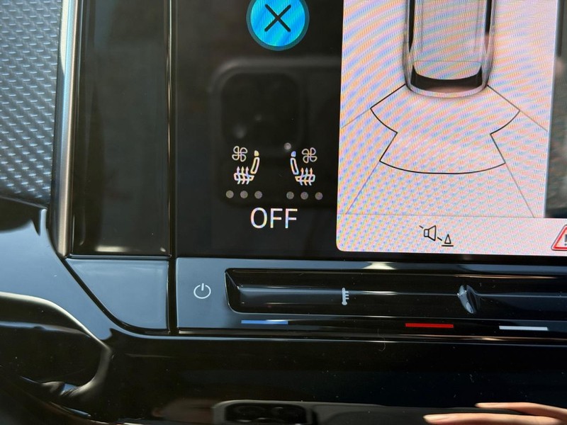 Volkswagen Atlas Cross Sport Vehicle Full-screen Gallery Image 14