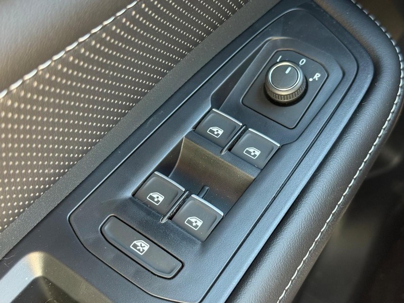 Volkswagen Atlas Cross Sport Vehicle Full-screen Gallery Image 15