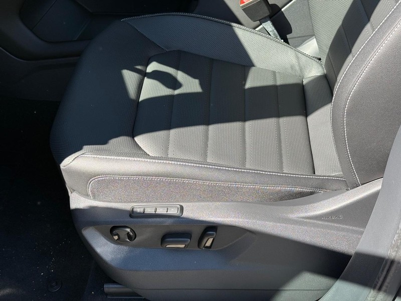 Volkswagen Atlas Cross Sport Vehicle Full-screen Gallery Image 16