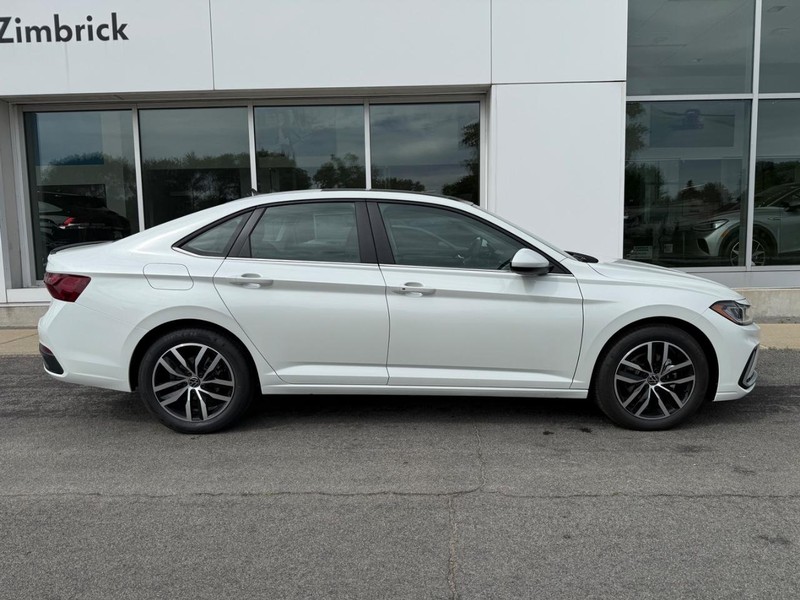 Volkswagen Jetta Vehicle Full-screen Gallery Image 2