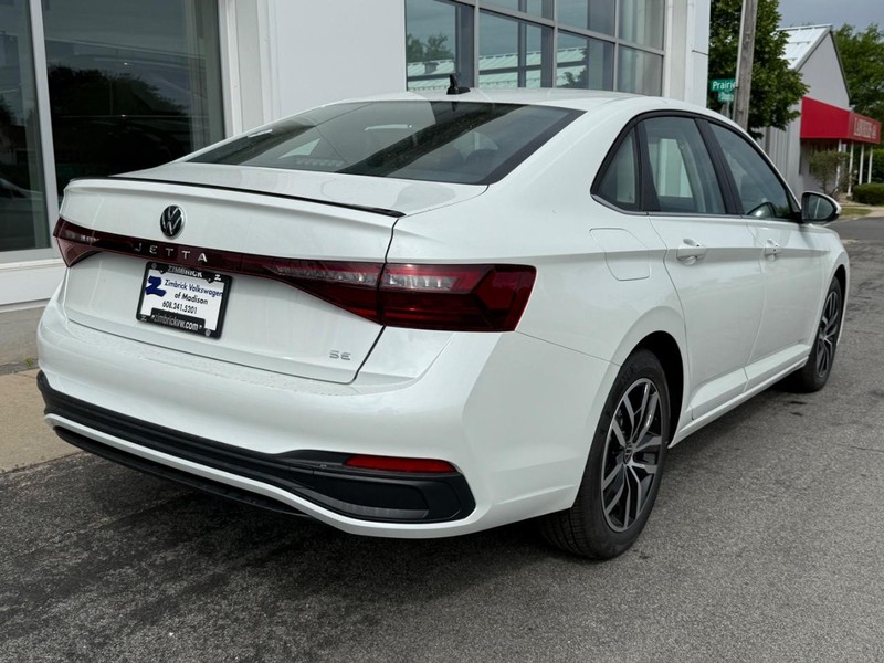 Volkswagen Jetta Vehicle Full-screen Gallery Image 3