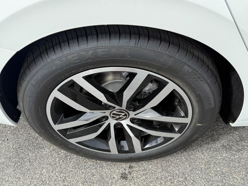 Volkswagen Jetta Vehicle Full-screen Gallery Image 4
