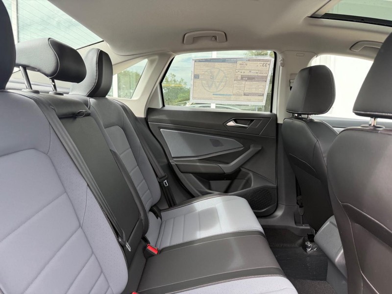 Volkswagen Jetta Vehicle Full-screen Gallery Image 5