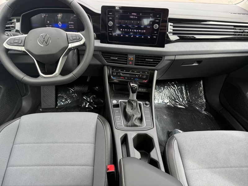 Volkswagen Jetta Vehicle Full-screen Gallery Image 6