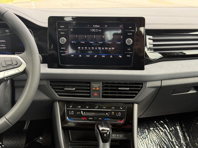Volkswagen Jetta Vehicle Full-screen Gallery Image 7
