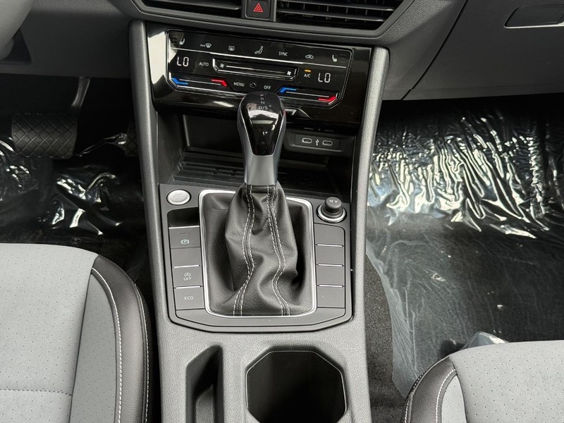 Volkswagen Jetta Vehicle Full-screen Gallery Image 8