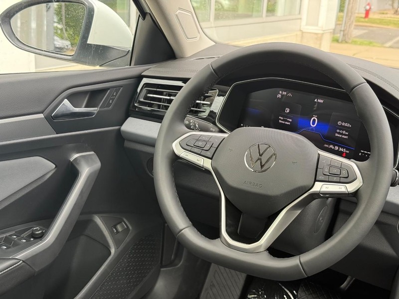 Volkswagen Jetta Vehicle Full-screen Gallery Image 9