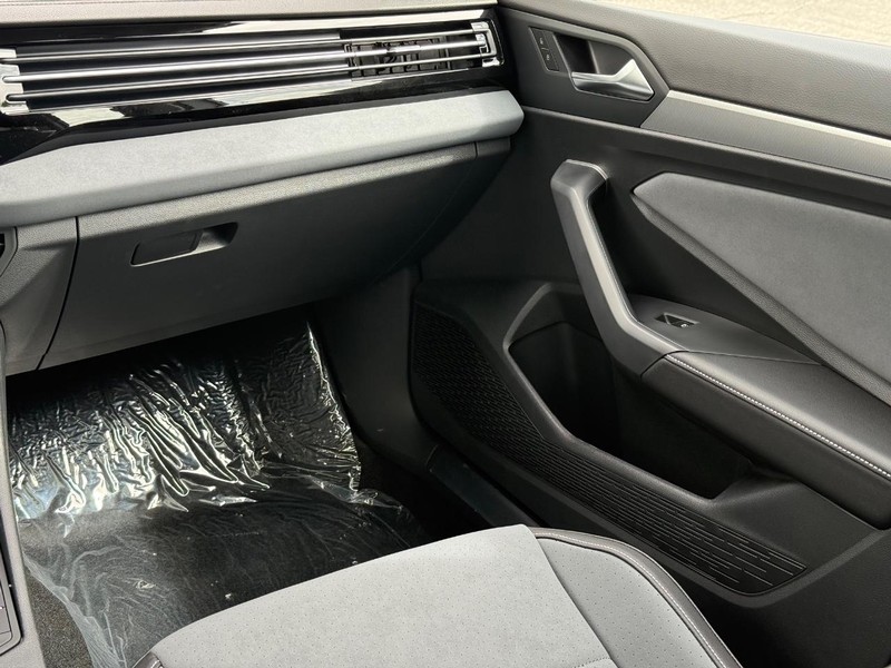Volkswagen Jetta Vehicle Full-screen Gallery Image 10