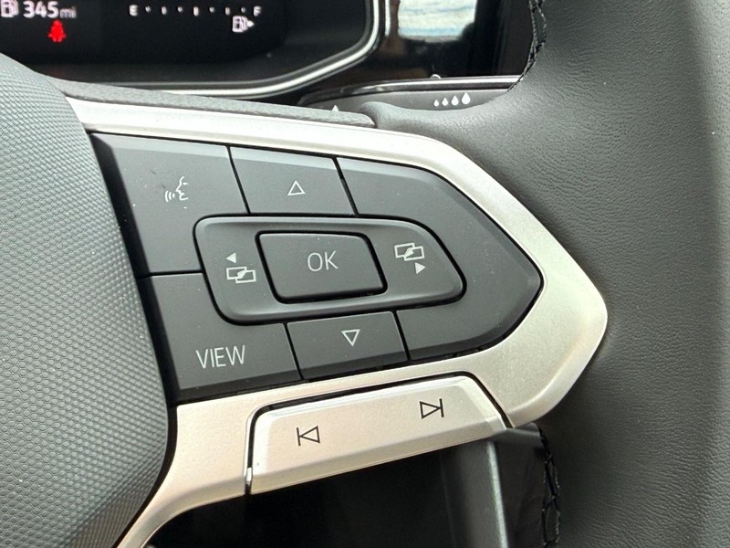 Volkswagen Jetta Vehicle Full-screen Gallery Image 12