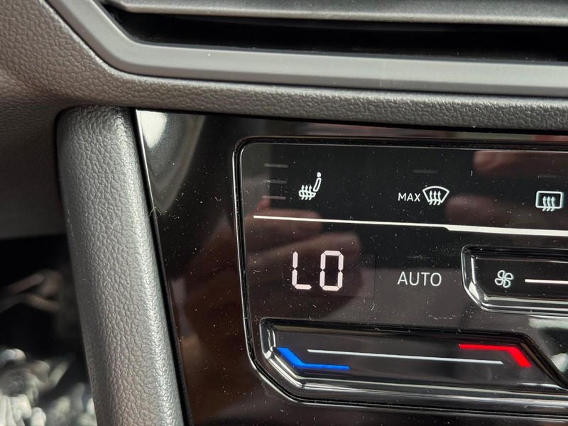 Volkswagen Jetta Vehicle Full-screen Gallery Image 14