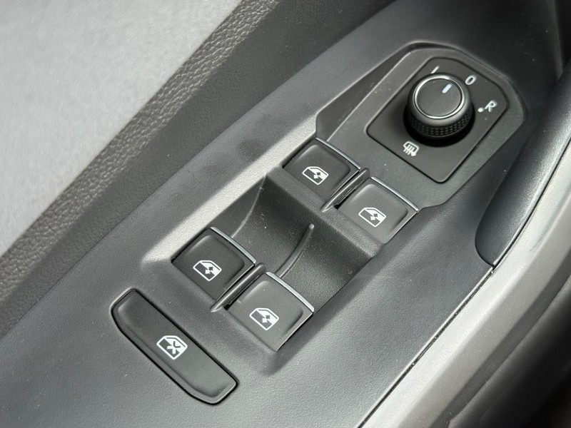 Volkswagen Jetta Vehicle Full-screen Gallery Image 15