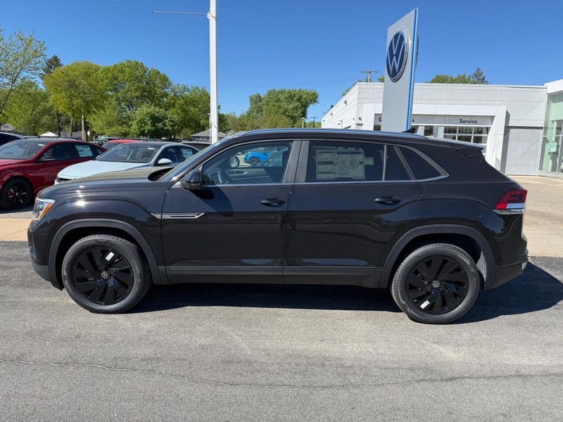 Volkswagen Atlas Cross Sport Vehicle Full-screen Gallery Image 2