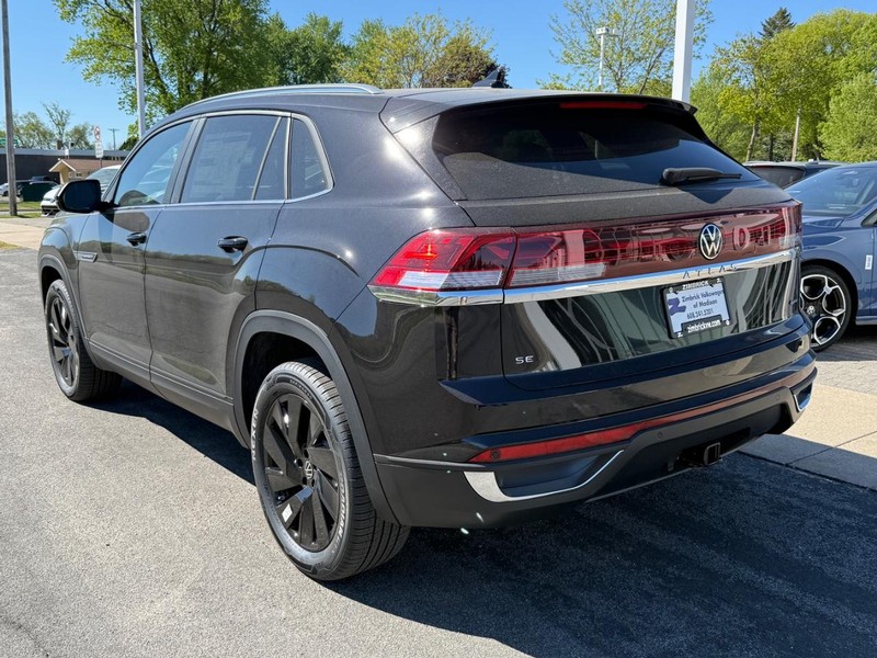 Volkswagen Atlas Cross Sport Vehicle Full-screen Gallery Image 3