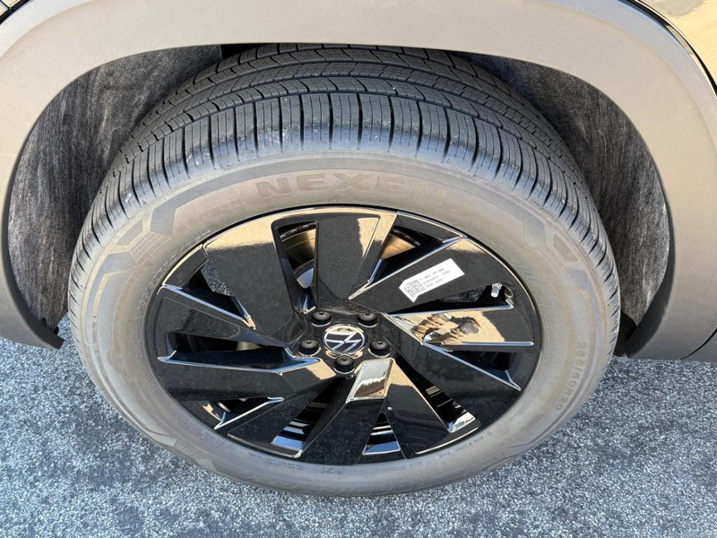 Volkswagen Atlas Cross Sport Vehicle Full-screen Gallery Image 5