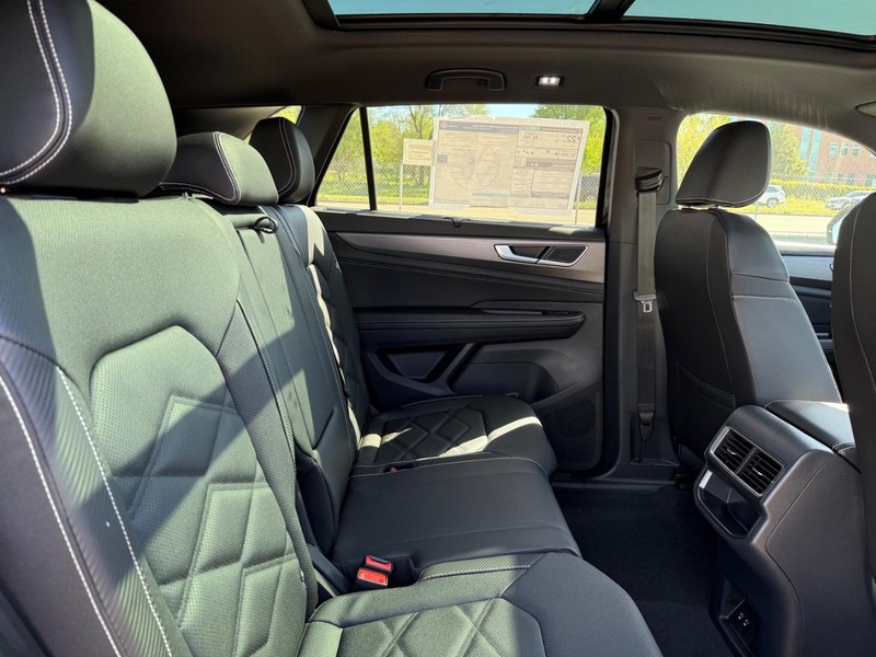 Volkswagen Atlas Cross Sport Vehicle Full-screen Gallery Image 6