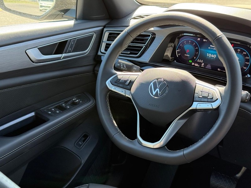 Volkswagen Atlas Cross Sport Vehicle Full-screen Gallery Image 10