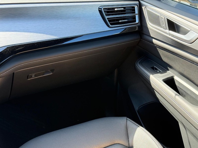 Volkswagen Atlas Cross Sport Vehicle Full-screen Gallery Image 11