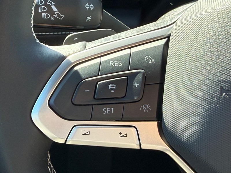 Volkswagen Atlas Cross Sport Vehicle Full-screen Gallery Image 12