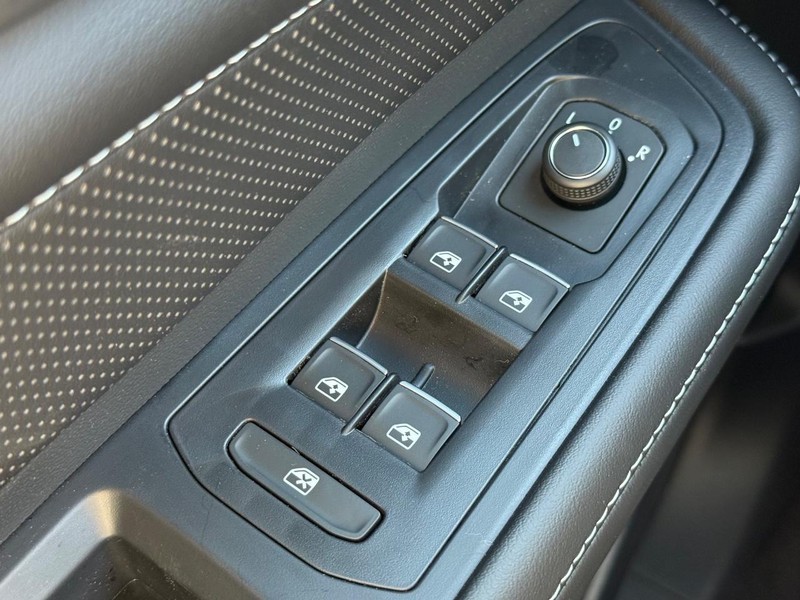 Volkswagen Atlas Cross Sport Vehicle Full-screen Gallery Image 16