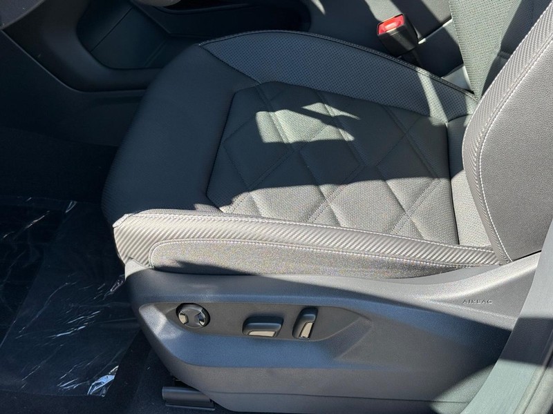 Volkswagen Atlas Cross Sport Vehicle Full-screen Gallery Image 17