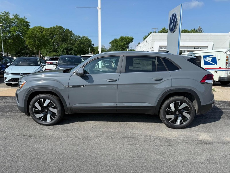 Volkswagen Atlas Cross Sport Vehicle Full-screen Gallery Image 2