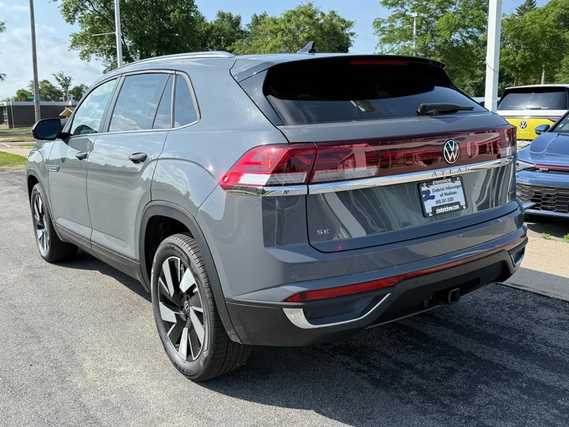 Volkswagen Atlas Cross Sport Vehicle Full-screen Gallery Image 3