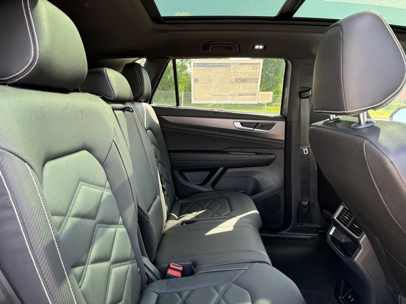 Volkswagen Atlas Cross Sport Vehicle Full-screen Gallery Image 5